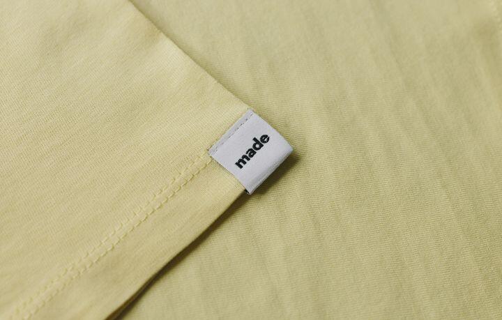 T-Shirt mit einem Weblabel am Ärmel