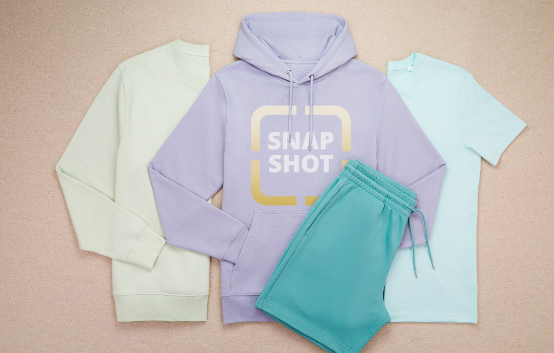 Pullover, Hoodie mit Digitaldruck, T-Shirt und Hose auf beigem Hintergrund