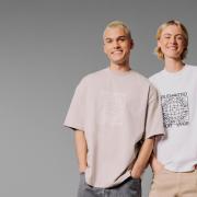 Zwei Personen in T-Shirts der Marke Stanley/Stella