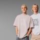 Zwei Personen in T-Shirts der Marke Stanley/Stella
