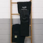 Hängende Hosen mit Logos