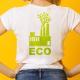 Frau in weißem T-Shirt mit "ECO" Schriftzug