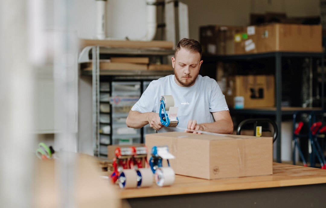 Mann bearbeitet ein Paket