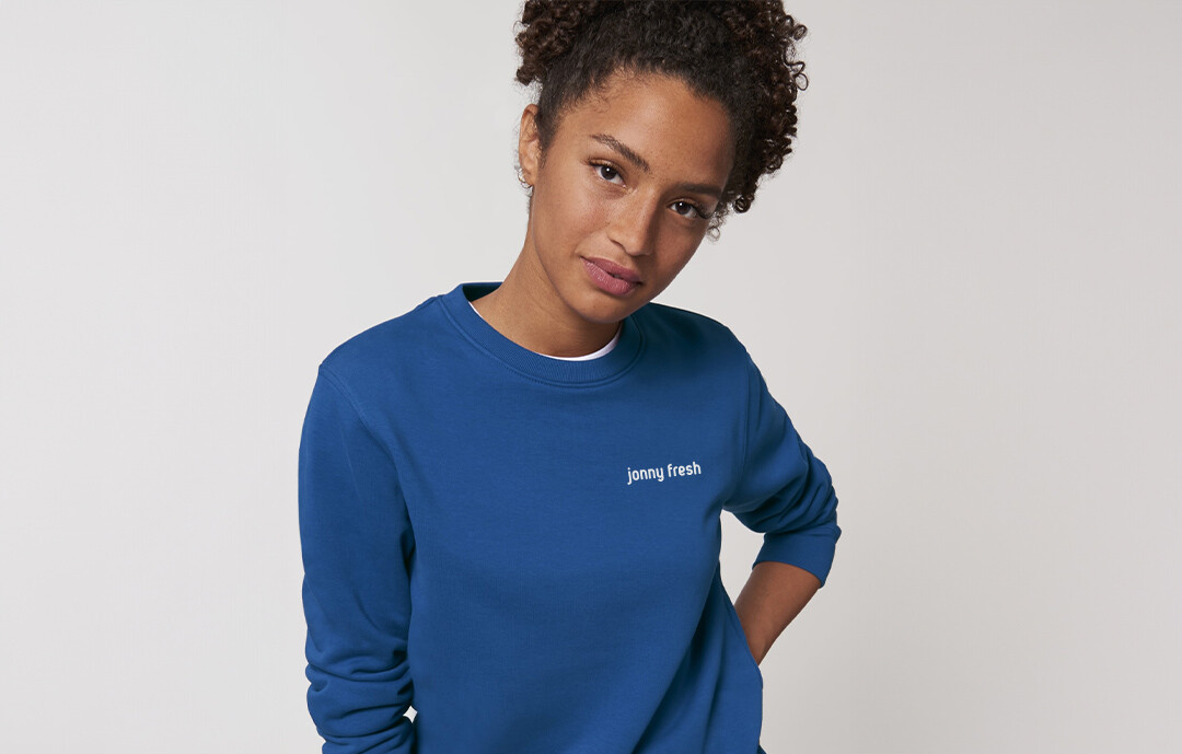 Frau mit blauem Sweatshirt der Marke STANLEY/STELLA