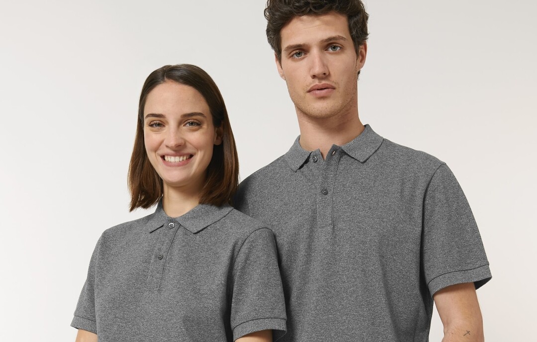 Frau und Mann mit grauen Polohemden der Marke STANLEY/STELLA