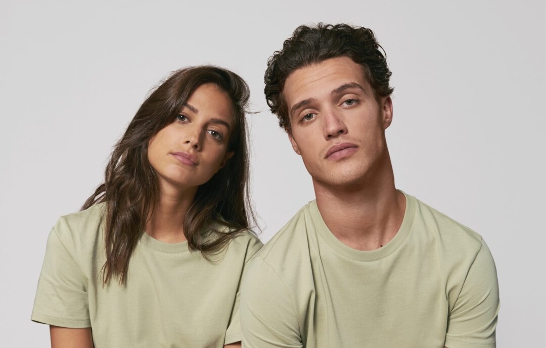 Frau und Mann mit beigen T-Shirts der Marke STANLEY/STELLA