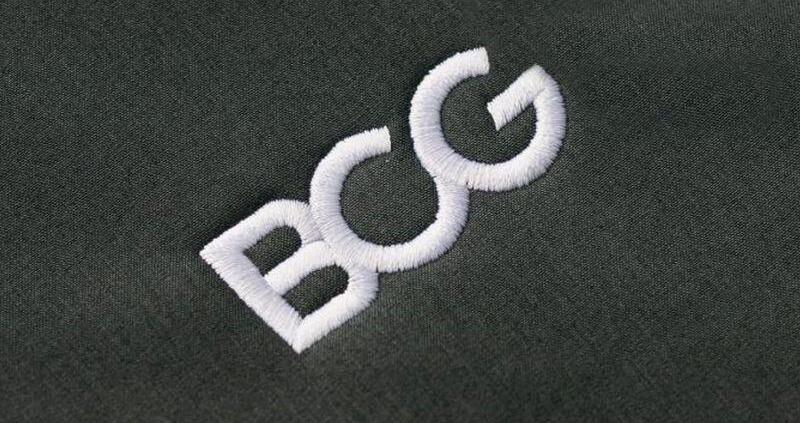 Weiße Stickerei auf schwarzem Textil