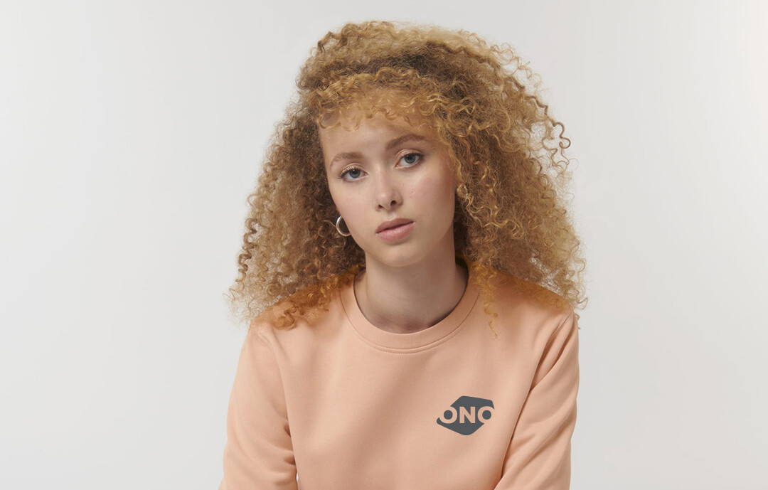 Frau mit Logo-Aufdruck auf rosa Sweatshirt