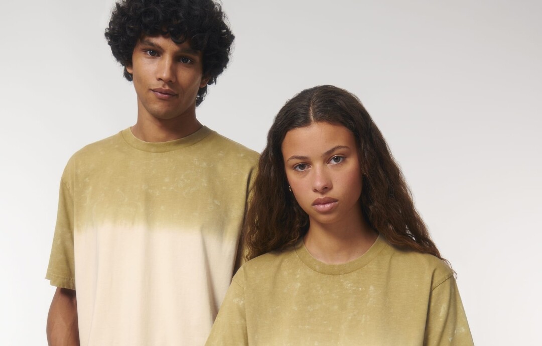 Frau und Mann mit braunen Tie-Dye T-Shirts