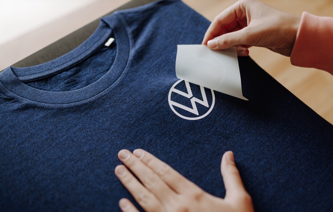 Blaues T-Shirt mit Logo-Aufdruck