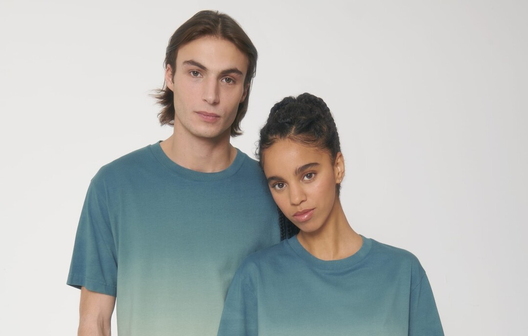 Frau und Mann in T-Shirts der Marke STANLEY/STELLA