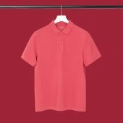 Ein rotes Poloshirt auf einer Kleiderstange