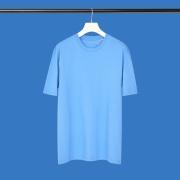 Blaues T-Shirt auf einer Kleiderstange