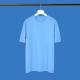 Blaues T-Shirt auf einer Kleiderstange