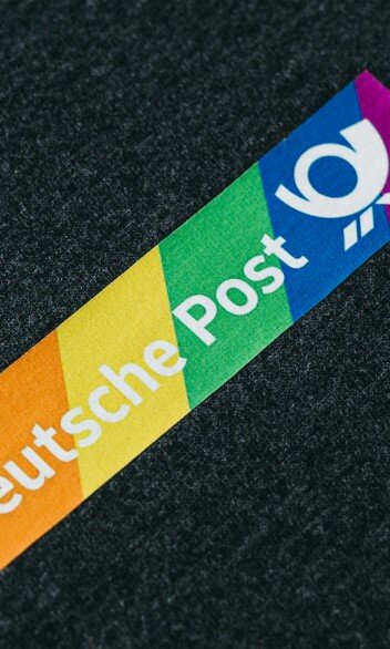 Digitaldruck auf dunkelgrauem Textil