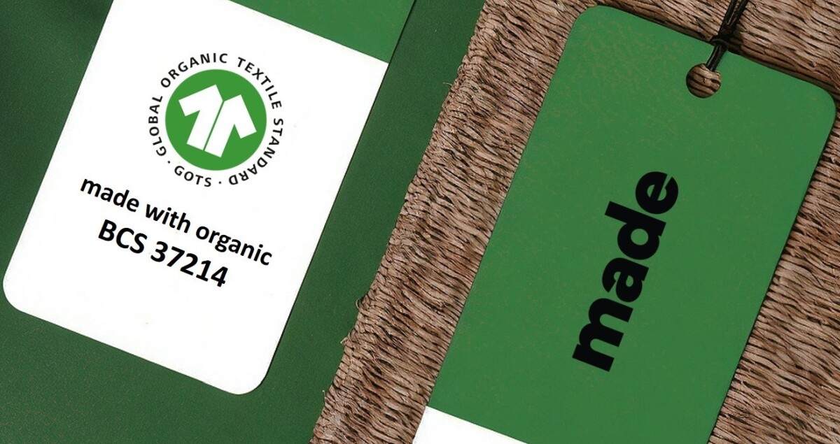 Zwei Label, eines mit der Aufschrit "GOTS made with organic" und eines mit dem Logo von made