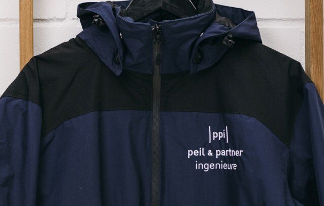 Schwarz blaue Arbeitskleidung mit Logo Aufdruck