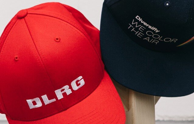 Rote und schwarze Cap mit Logo Veredelung
