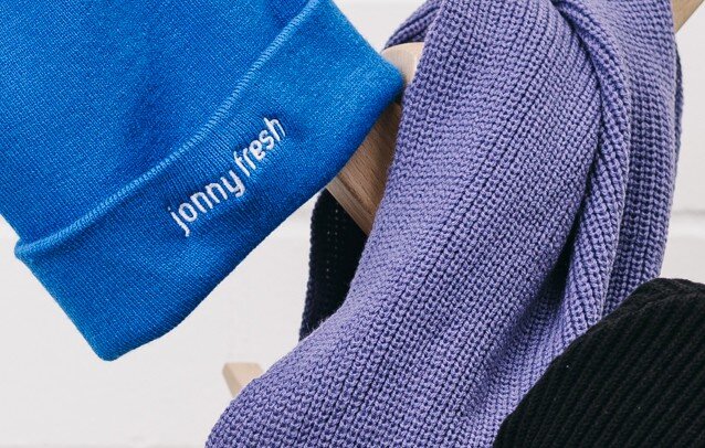 Lila Schal und blaue Mütze