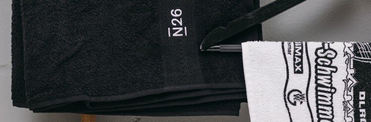 Schwarzes und weißes Handtuch