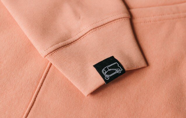 Nahaufnahme orangener Pullover
