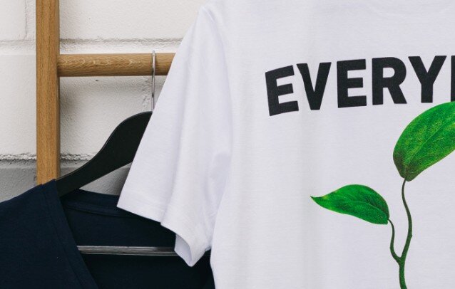 Schwarzes und weißes T-Shirt