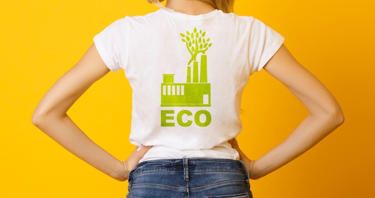 Frau mit weißem Shit und einem Aufdruck "Eco"