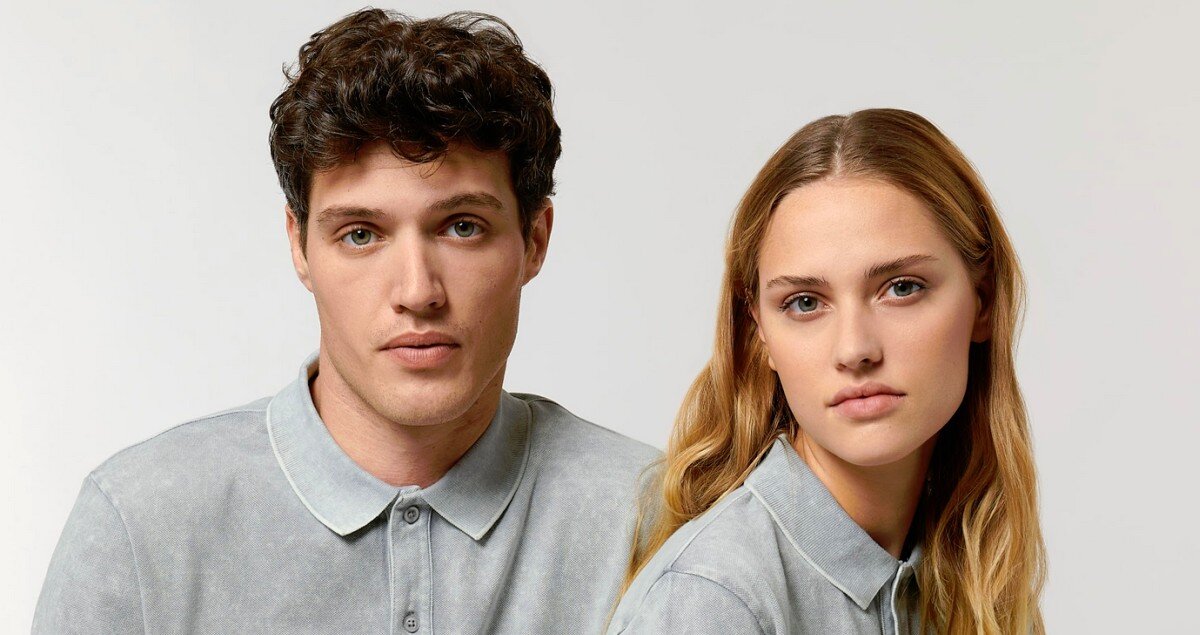 Mann und Frau in grauen Poloshirts der Marke STANLEY/STELLA