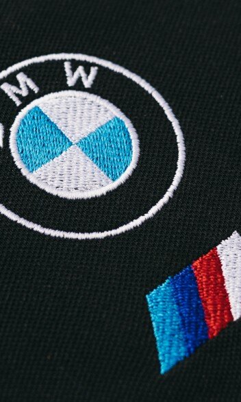 Logo als Stickerei auf schwarzem Textil