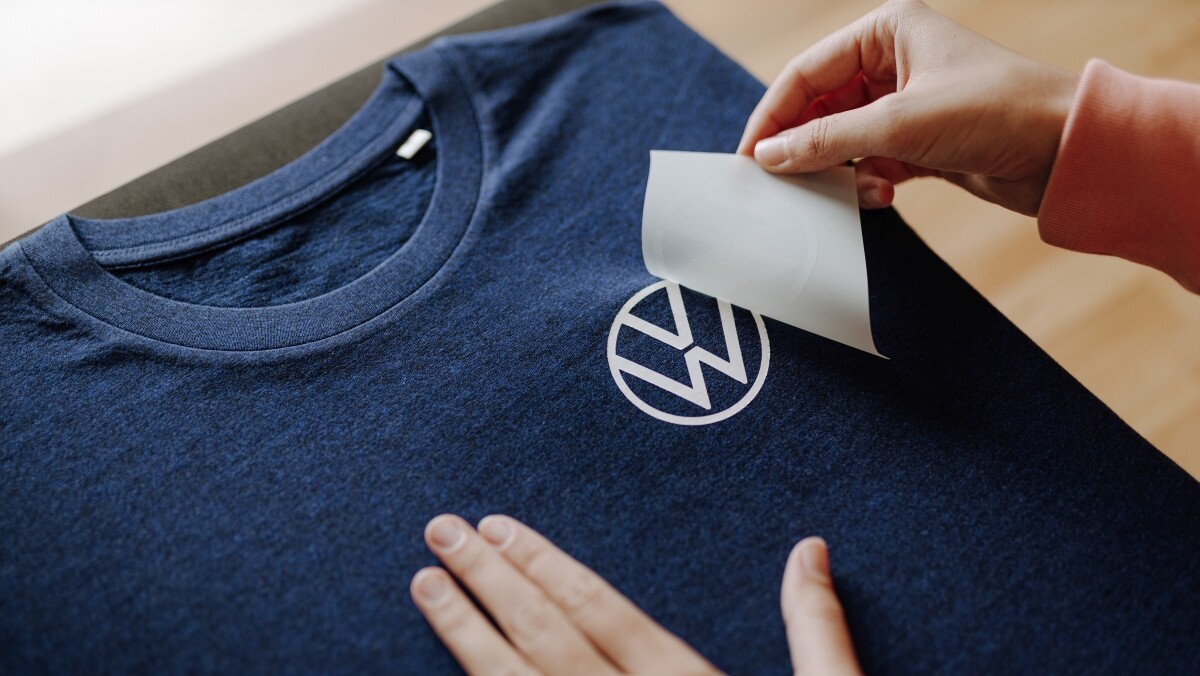 Blaues T-Shirt mit Logo-Aufdruck