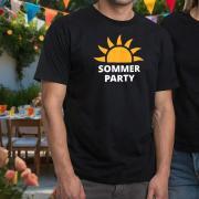 Zwei Personen mit bedruckten T-Shirts auf einer Sommerparty