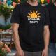 Zwei Personen mit bedruckten T-Shirts auf einer Sommerparty
