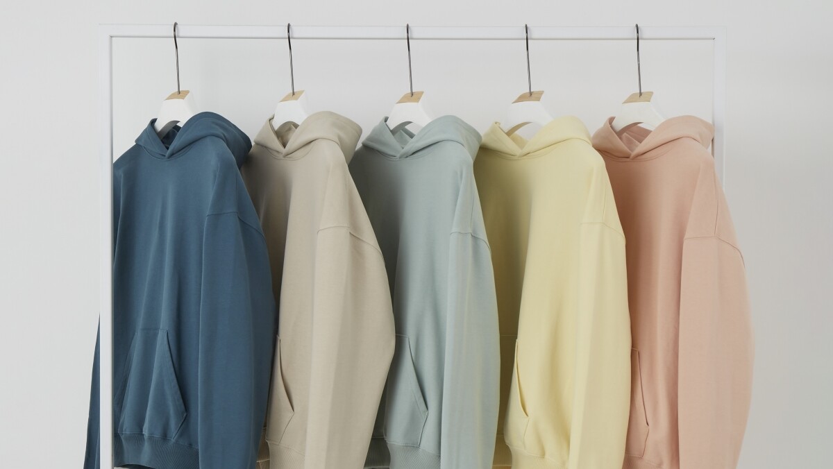 Mehrfarbige Hoodies auf einem Kleiderständer