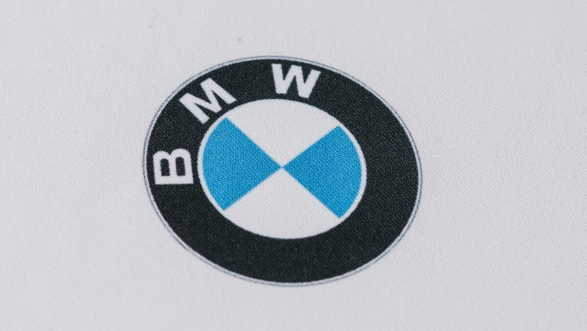 Nahaufnahme von einem Logo-Druck auf einer Hose
