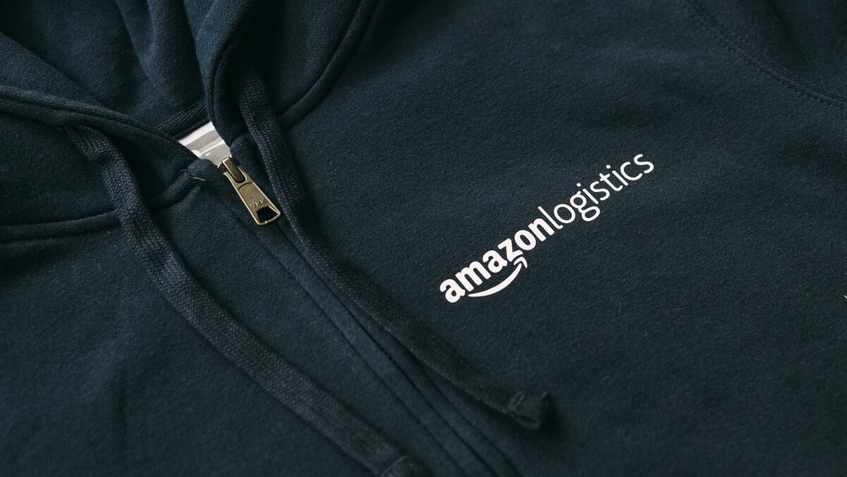 Dunkelblaue Kapuzenjacke mit Aufdruck von einem Logo