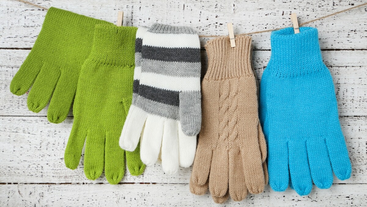 Handschuhe hängen auf einer Wäscheleine