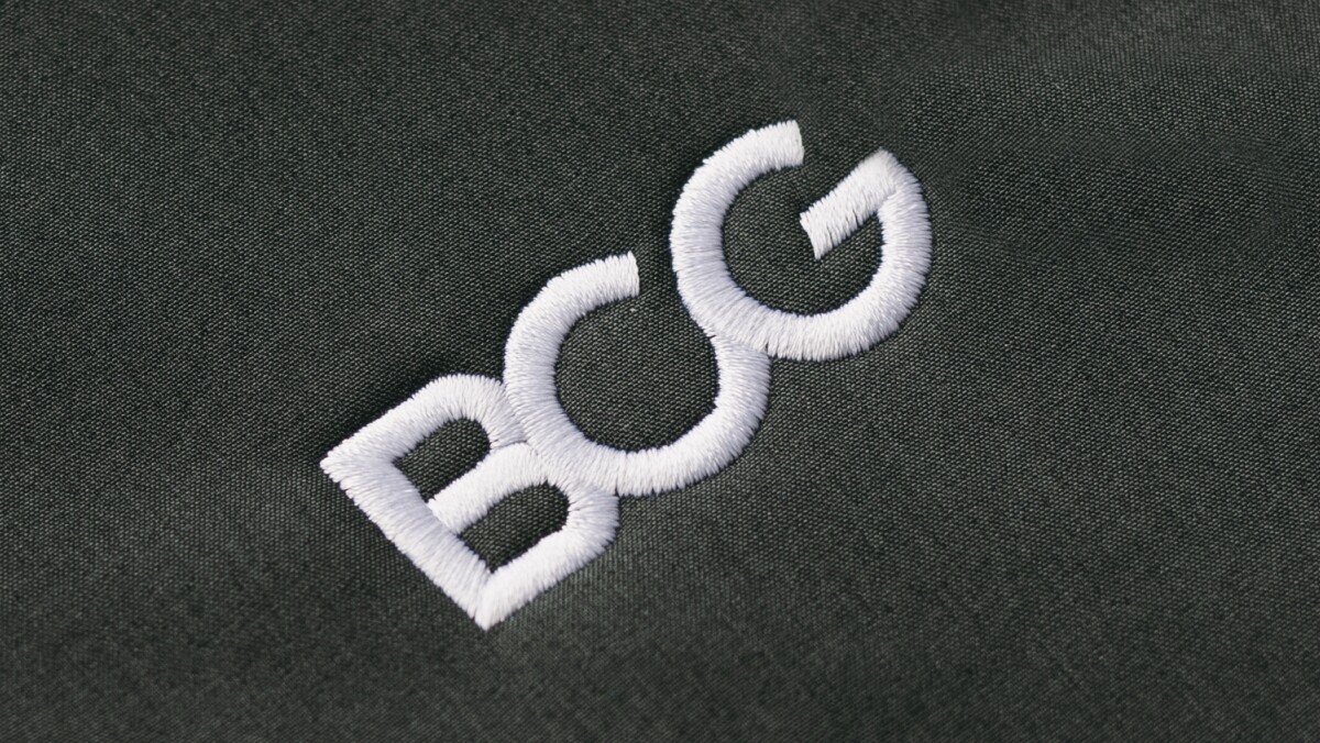 Nahaufnahme von einem schwarzen Hemd mit weißem Logo