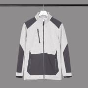 Eine graue Arbeitsjacke auf einer Kleiderstange