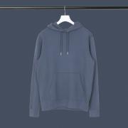 Ein blauer Hoodie auf einer Kleiderstange