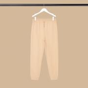Beige Hosen hängen an einer Kleiderstange