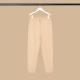 Beige Hosen hängen an einer Kleiderstange