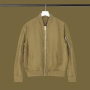 Eine braune Jacke auf einer Kleiderstange