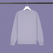 Ein lila Pullover auf einer Kleiderstange