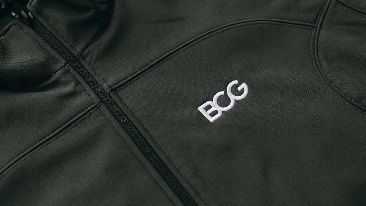 Schwarze Jacke mit einem weißen, gestickten Firmenlogo