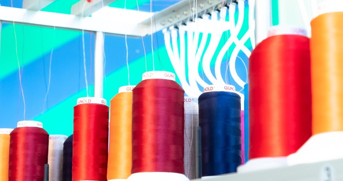 Nahaufnahme von Stickgarn in mehreren Farben