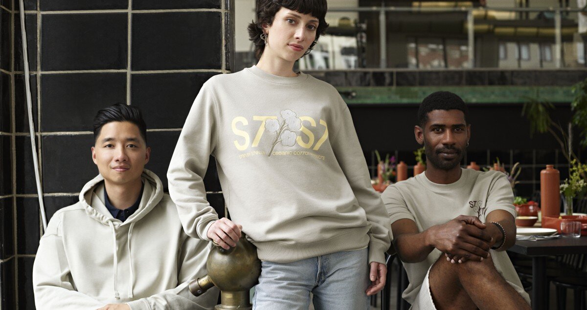 Personen in nachhaltigen Sweatshirts von Stanley/Stella