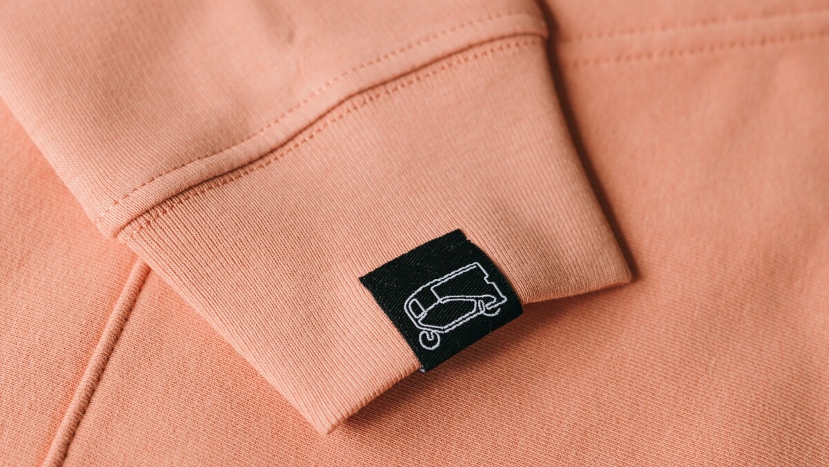 Rosa Pullover mit Logo-Veredelung am Ärmel