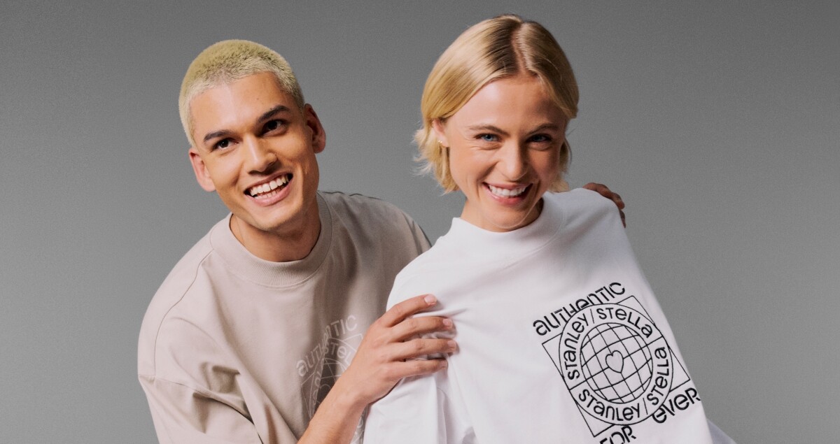 Zwei personen in bedruckten T-Shirts der Marke Stanley/Stella