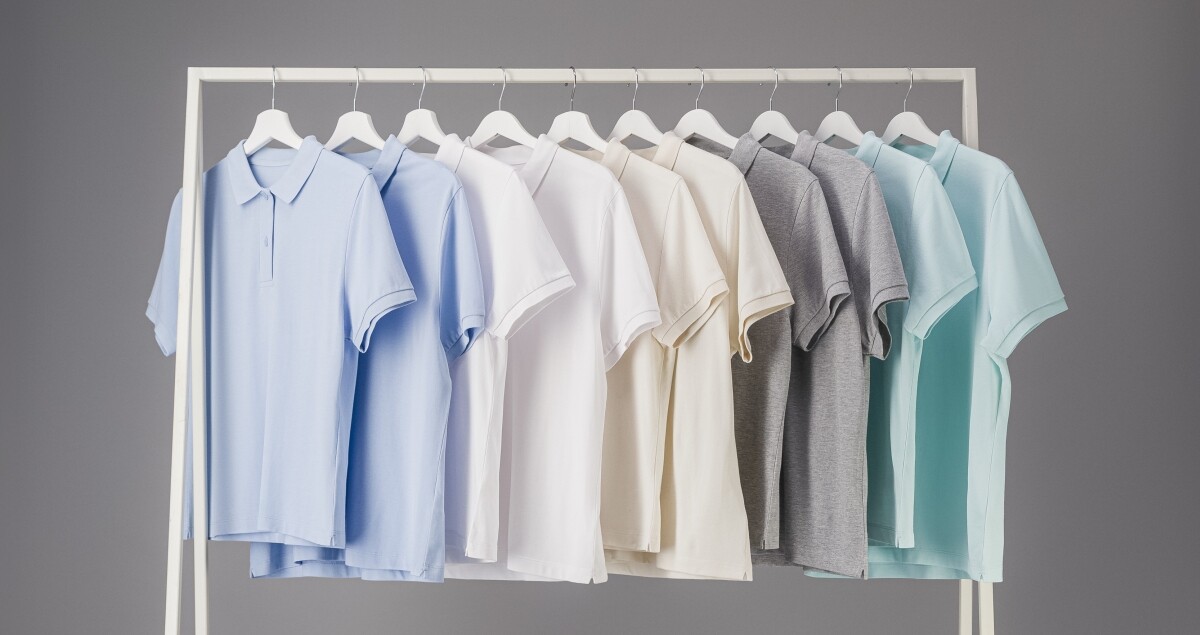 Poloshirts der Marke Stanley/Stella auf Kleiderbügeln