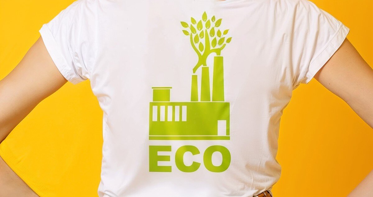 Rücken von weißem T-Shirt mit Aufdruck "ECO"